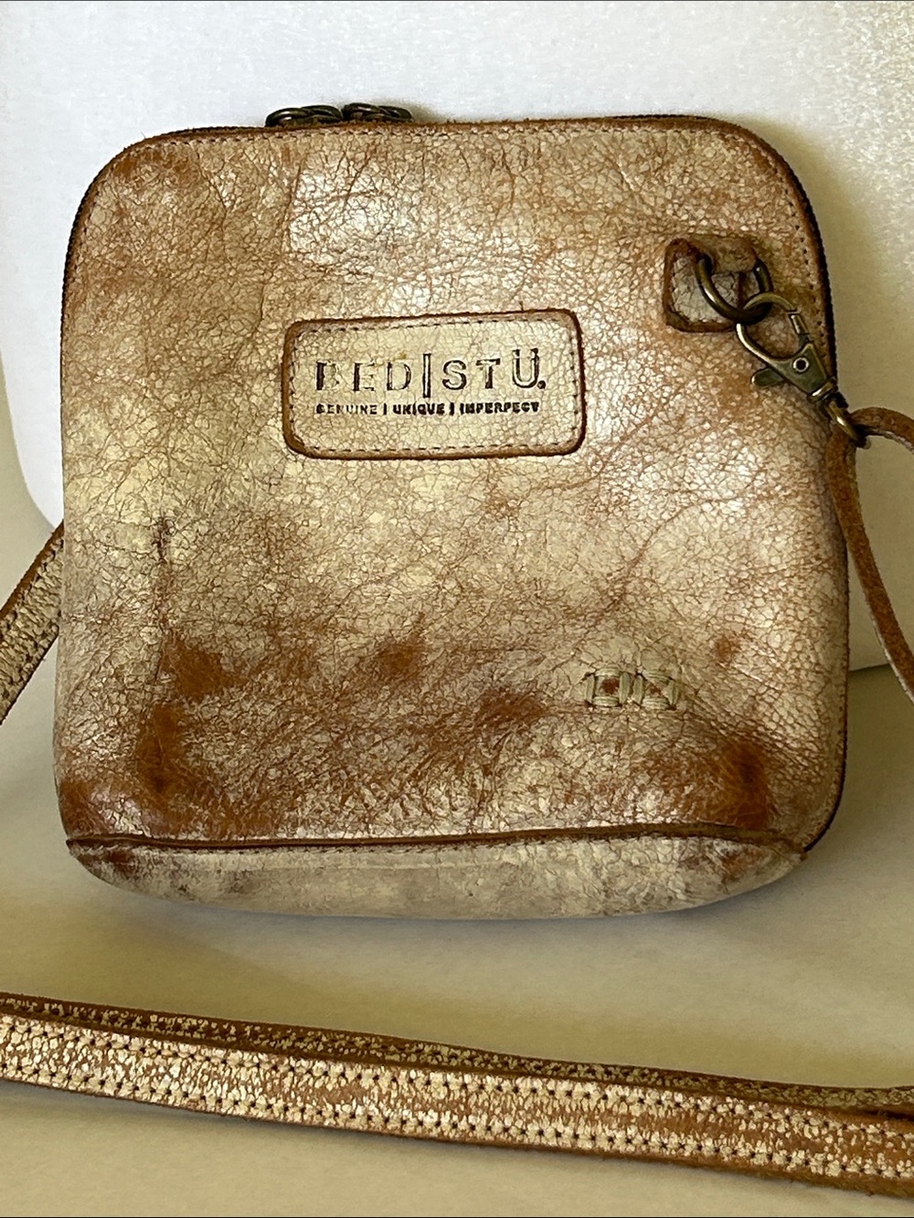 BED STU VENTURA  DISSTRESSED LEATHER CROSSBODY PURSE IN THE NECAR LUX COLORWAY